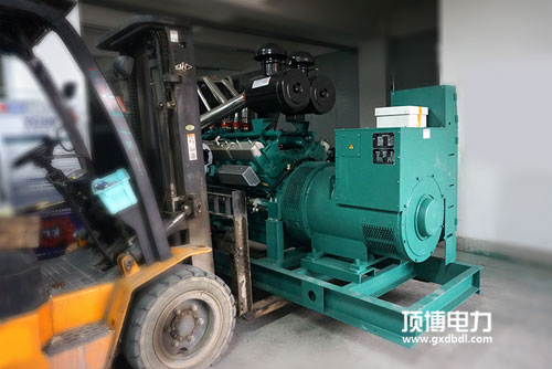 當(dāng)柴油發(fā)電機(jī)在運(yùn)行中異常時(shí),應(yīng)按急停按鈕停機(jī)